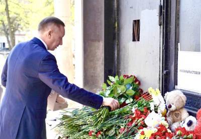 Александр Беглов почтил память погибших в казанской школе детей