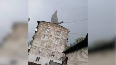 Ветер сорвал крышу с дома в подмосковном поселке. Видео