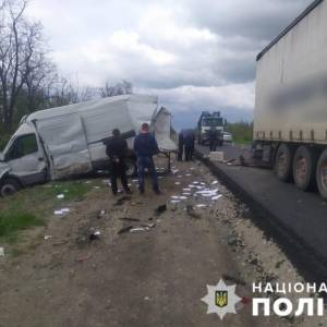 На трассе в Запорожской области столкнулись четыре автомобиля: есть пострадавшие. Фото