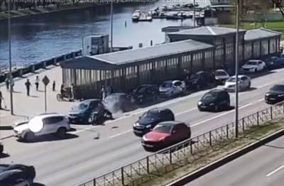 В Петербурге мотоциклист на полной скорости врезался в припаркованные авто — видео