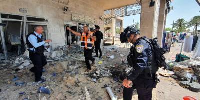 Массированный обстрел центра и юга Израиля: ракета попала в дом в Сдероте