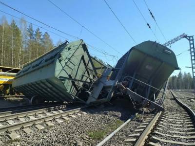 РЖД задержала пассажирские поезда из-за схода почти 20 вагонов в Карелии (фото)