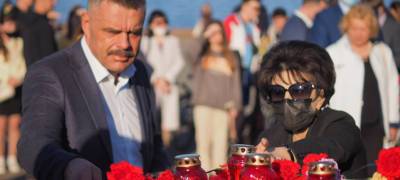 Чиновники и обычные горожане принесли на набережную в Петрозаводске игрушки, цветы и свечи в память о погибших в Казани (ФОТО)