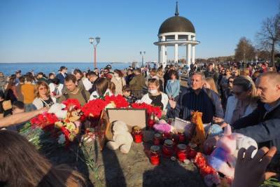 В Петрозаводске прошел флэш-моб в память о жертвах стрельбы в Казани