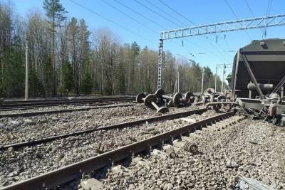 В Карелии задерживаются поезда из-за схода с рельсов 19 вагонов и обрывом электропроводов