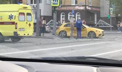 Дорогой Mercedes попал в аварию на улице Салтыкова-Щедрина в Тюмени