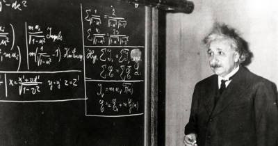 Письмо Эйнштейна, где впервые написано "E = mc²", купят за 30 млн руб.