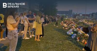 Казанцы продолжают выстраиваться в очереди к мемориалу у гимназии №175 — фото и видео