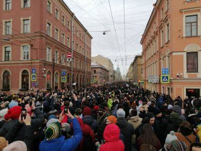 Суд прекратил дело против жителя Петербурга, оштрафованного за выход в магазин 31 января
