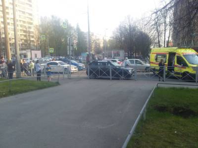 В Калининском районе Петербурга автомобиль сбил девочку, перебегавшую дорогу на красный