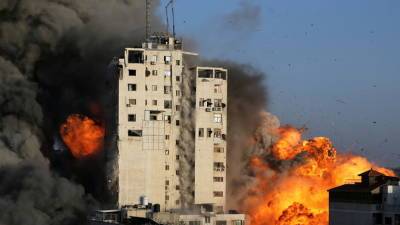 Израильская авиация нанесла удар по 14-этажному зданию в секторе Газа