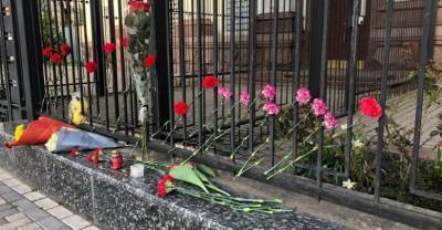 К Посольству РФ в Киеве принесли цветы и игрушки после трагедии в Казани