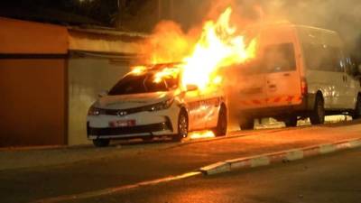 Новые столкновения в Лоде: подожжена полицейская машина