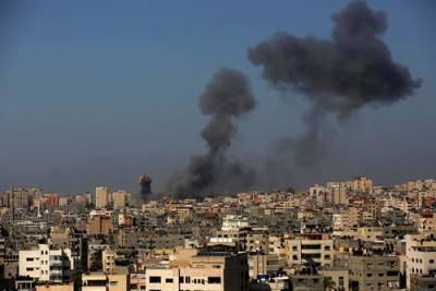 ВВС Израиля почти полностью разрушили многоэтажное здание в Газе