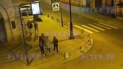 В центре Петербурга таксист въехал в стену Кузнечного рынка и сбил двух человек