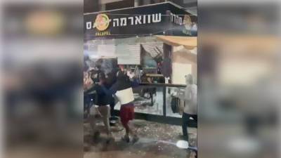 Еврейская молодежь громит в Израиле магазины и офисы палестинцев