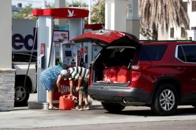 Жителей США призвали не набирать бензин в пластиковые пакеты