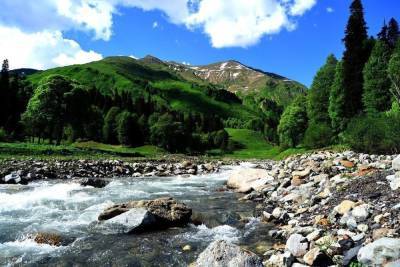 В горах Абхазии ищут группу российских туристов