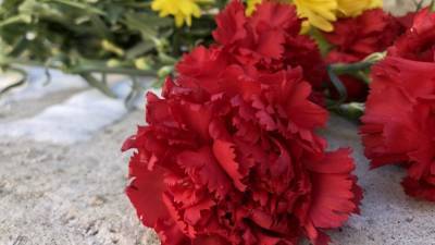 Мэр Казани Метшин на костылях возложил цветы к стихийному мемориалу у школы