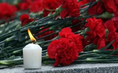 Мэр Казани возложил цветы к мемориалу погибших при стрельбе в школе