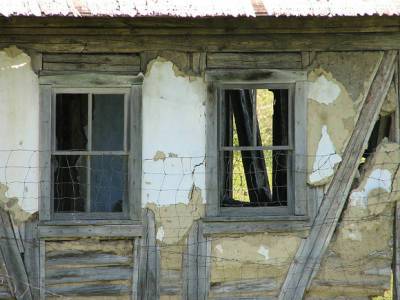 В Хабаровске школьник упал с третьего этажа, гуляя по заброшенному дому