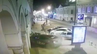 Пьяный водитель такси сбил двоих на тротуаре у Кузнечного рынка