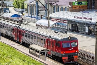 В электропоездах, курсирующих в Новосибирской области, школьникам напоминают о правилах поведения на железной дороге