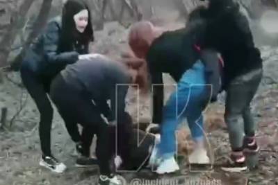 Группа школьниц жестоко избила девушку в Кузбассе - tayga.info - Березовский