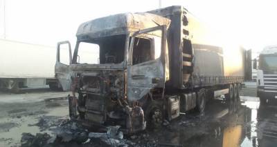 Водителя выбросило через лобовое: У гипермаркета в Екатеринбурге взорвался КамАЗ