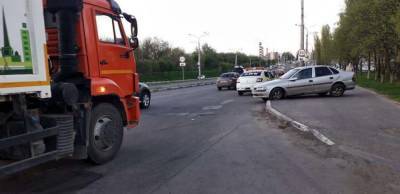 Грузовик и легковушка не поделили дорогу на улице Московской