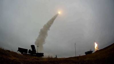 Российские С-400 впервые отбили массированную атаку скоростных высокоманевренных ракет