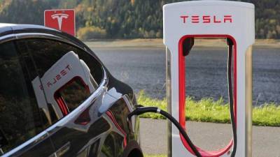Tesla приостановила продажи электромобилей за биткоины