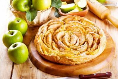 Яблочный пирог с карамелью и орехами