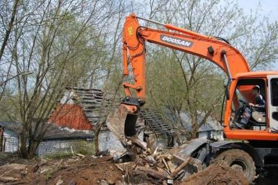 В Серпухове начали сносить бесхозные постройки