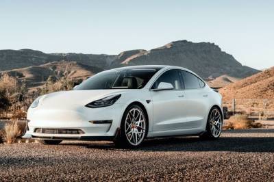 Tesla приостановила продажу автомобилей за биткоины