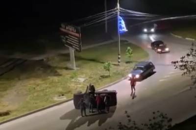 В Анапе неравнодушные прохожие перевернули опрокинувшийся автомобиль