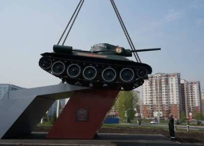 Танк Т-34 вернули на постамент около Президентского кадетского училища в Кемерове