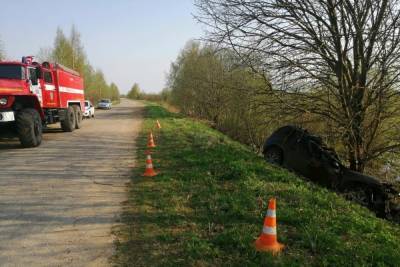 Молодой водитель кроссовера врезался в дерево и погиб в Тверской области