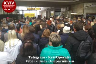 В сети показали переполненную станцию столичного метро: киевлян просят ее "не штурмовать"