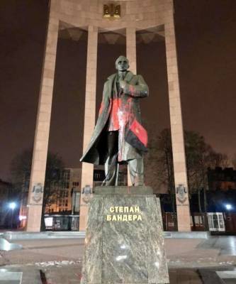 Во Львове студент облил краской памятник Бандере за тысячу гривен: как его наказали