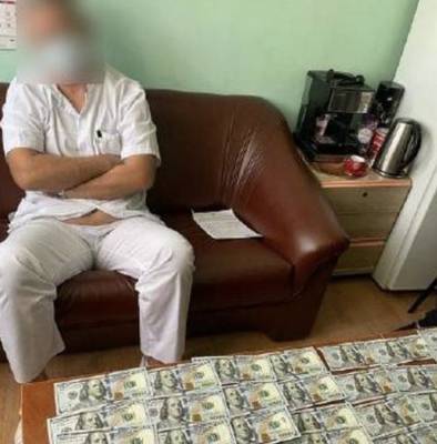 В Одессе врача задержали при получении взятки: требовал 11 тысяч долларов