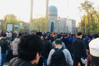 Без масок и дистанции: сотни мусульман собрались в Ураза-Байрам у Соборной мечети Петербурга