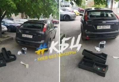 В Киеве воры разгромили припаркованное авто