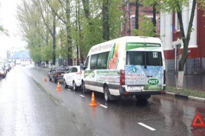 В Мичуринске водитель микроавтобуса врезался в припаркованный Lada XRAY