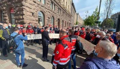 Водители «скорой» и транспортники пришли протестовать под окна Кличко