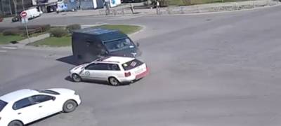 Микроавтобус протаранил «легковушку» в Петрозаводске (ВИДЕО)