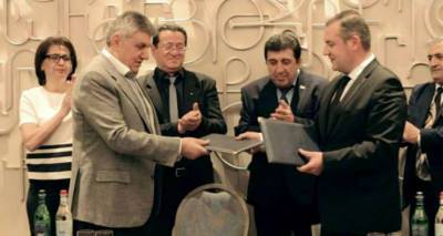 Ара Абрамян и лидер "Альянса" подписали меморандум о сотрудничестве