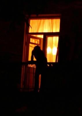 30-летний мужчина пытался спрыгнуть ночью с балкона 8 этажа в Череповце