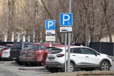 Более 200 тысяч рублей похитили из припаркованной машины москвича - vm.ru - Москва