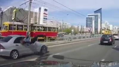 Бежала на красный: в Барнауле на "зебре" сбили пешехода. Видео